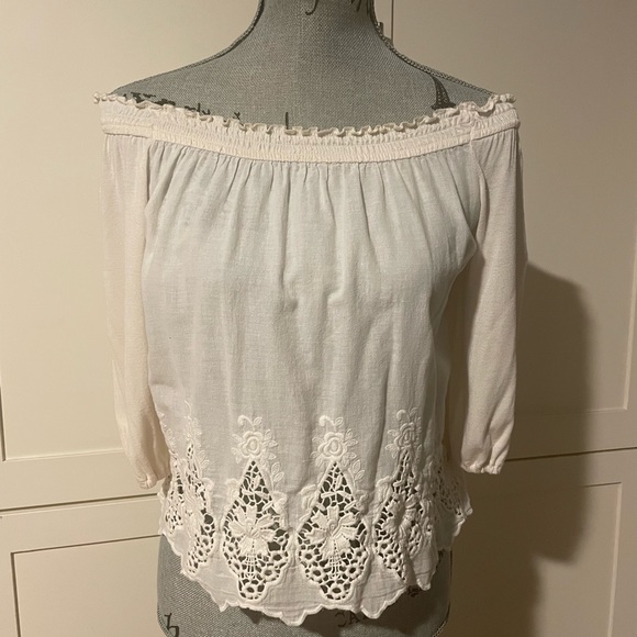 Hollister top - XS - 3/4 sleeve - can be worn on or off the shoulders. - Picture 2 of 4